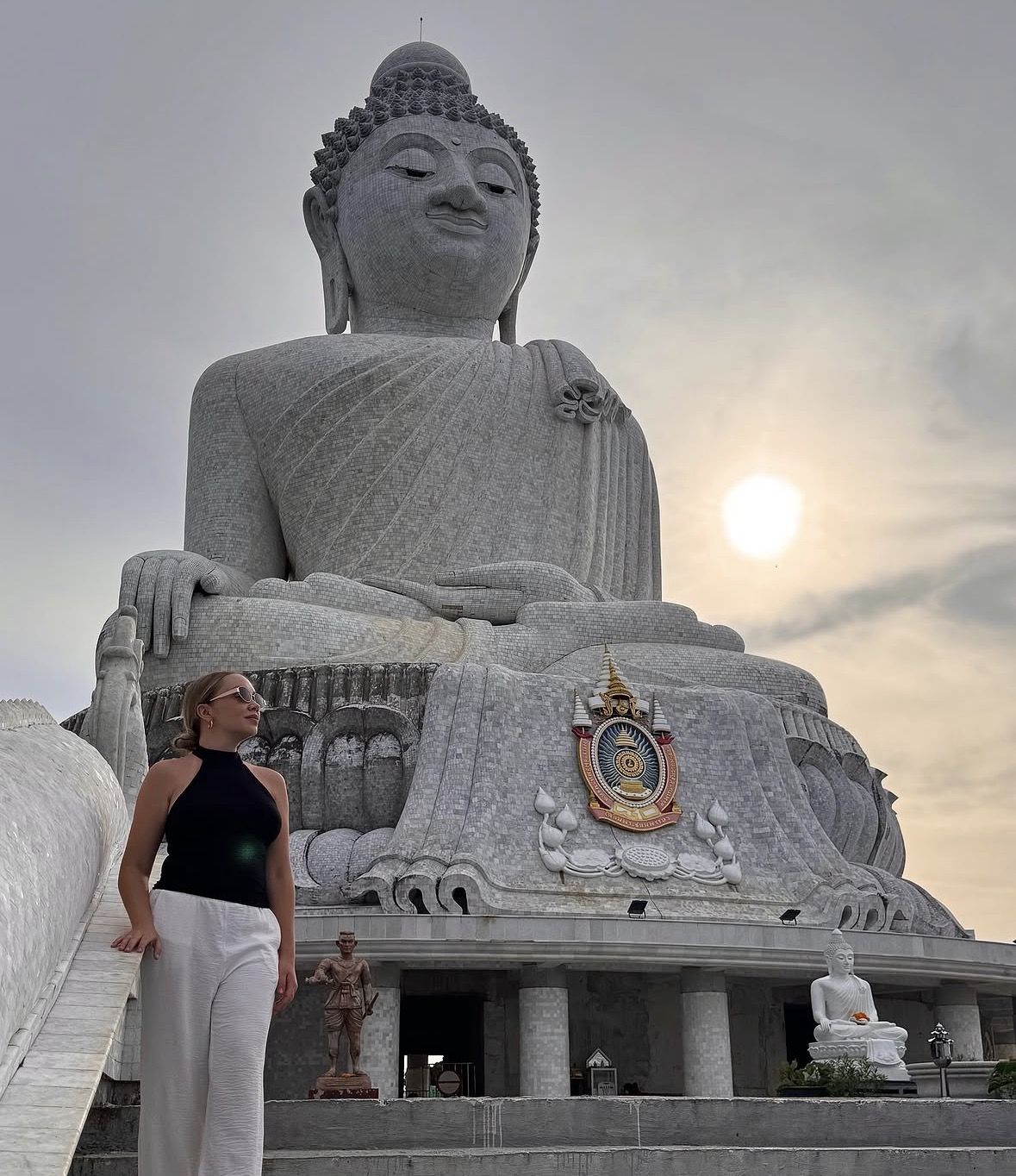 Visitante en ropa modesta y respetuosa en el complejo del templo en la cima de la Colina Nakkerd, Phuket