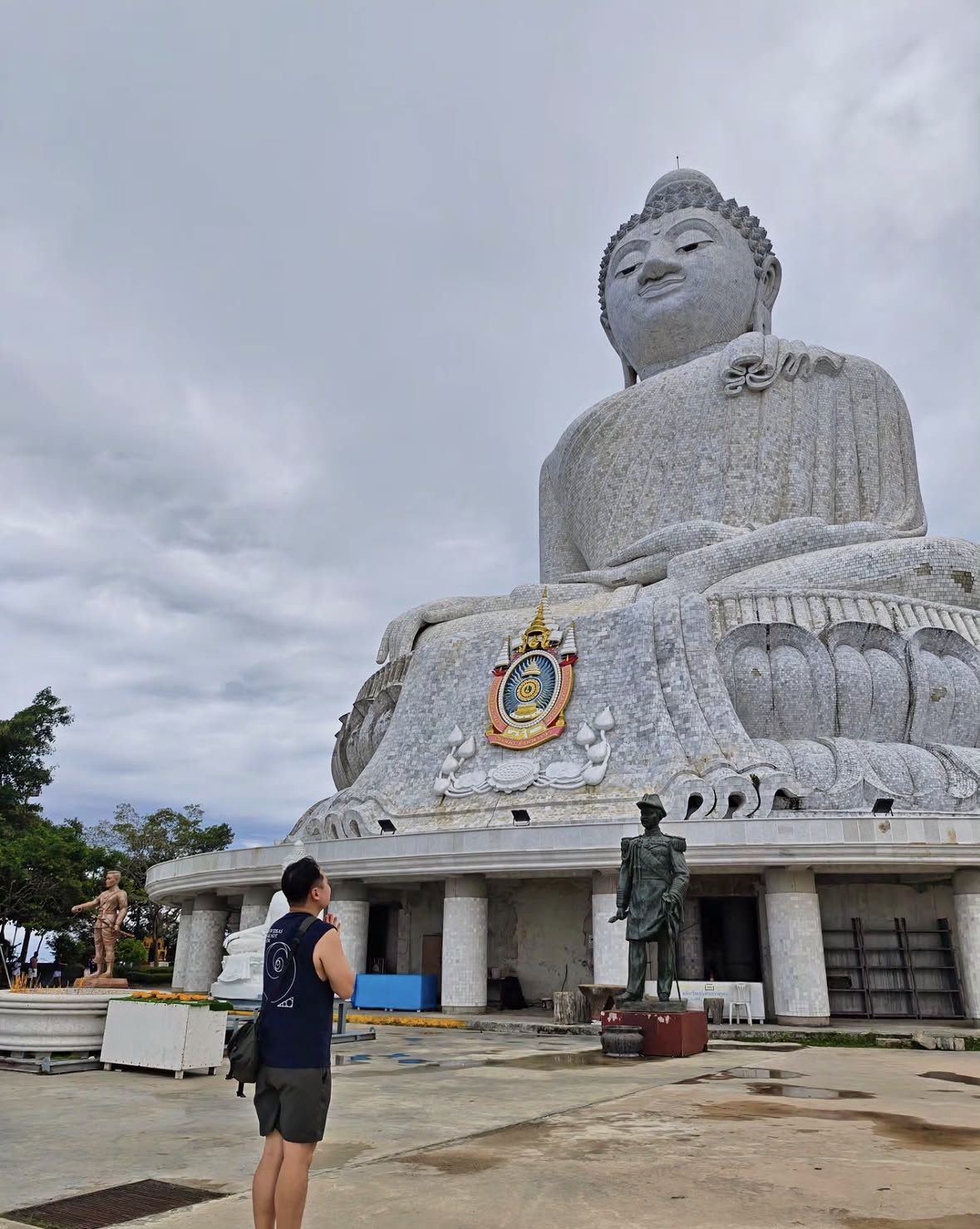 Carretera sinuosa a través de la selva que sube a la Colina Nakkerd hacia El Gran Buda Phuket