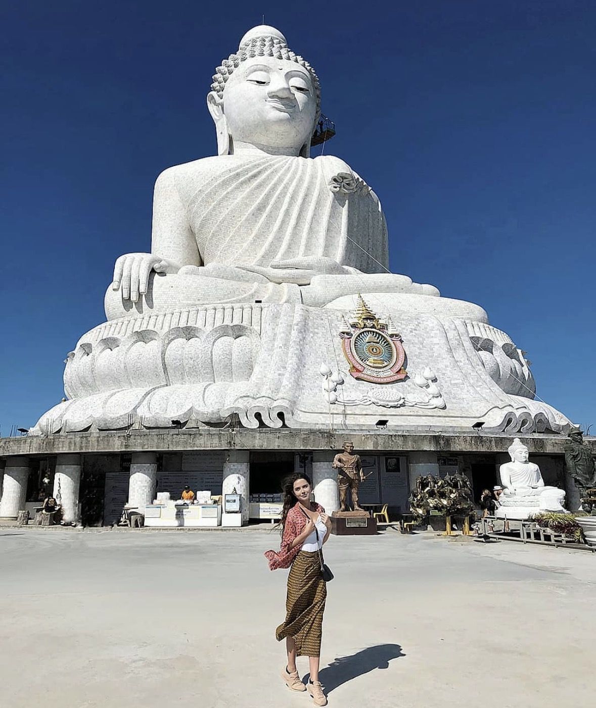 Ofrendas budistas y palillos de incienso en un santuario dentro del complejo del templo en la colina en Phuket